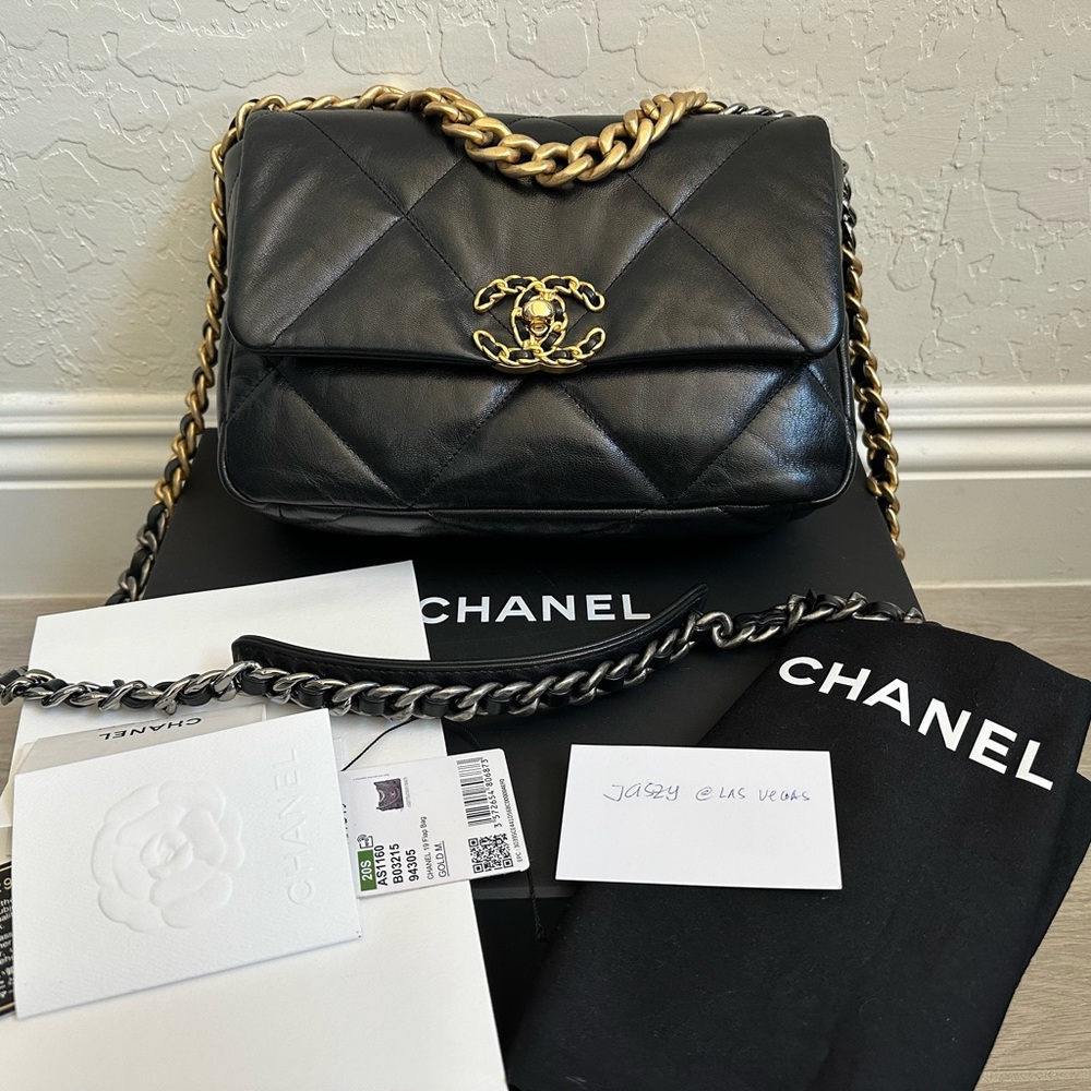 -SOLD- 💯Authentic Chanel 19 Small